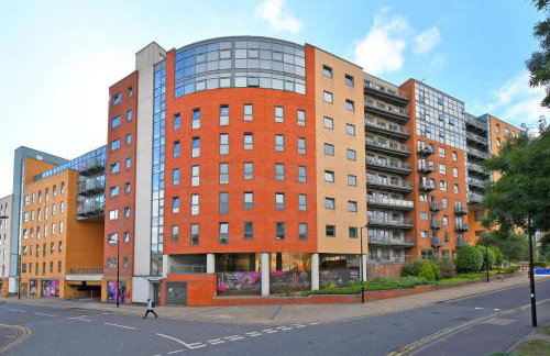 Deluxe City Centre Studio Apartment with Balcony & City Views - FREE WIFI NETFLIX, GYM ACCESS - WESTONE - Photo 25