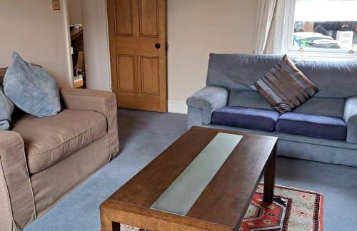 Stunning 3BD Victorian House in Bramhall Village - Photo 5