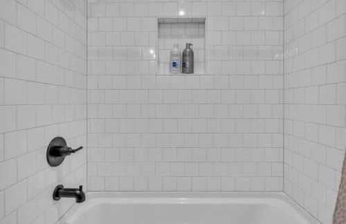 New 2 Luxe Townhomes with Rooftops Sleeps 24 - Foto 48