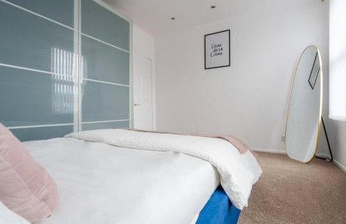 Liverpool Luxe Retreat 3 Bedroom House Next to Everton Stadium - Photo 21