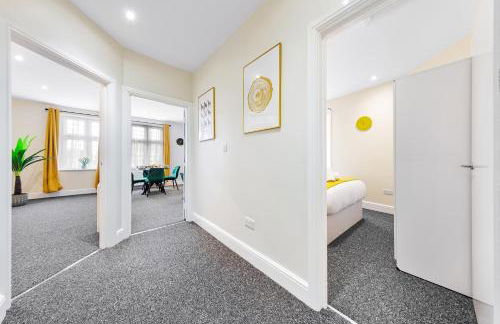 Spacious London 2-Bed Flat with a King Bed-Save on Long Stays-5 Separate Beds- Parking Available! - Foto 21