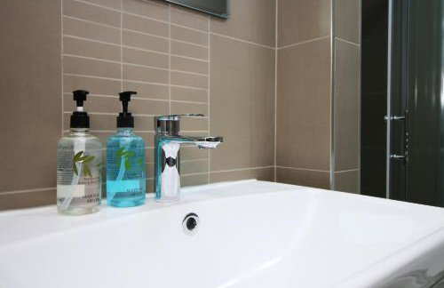 New Cardiff Bloc Exclusive Apartments By Prime Stays - Shops and Parking - Great for Groups and Families - Foto 35