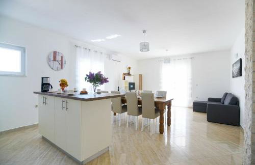 Holiday Home in Prkos With Private Pool - Foto 14