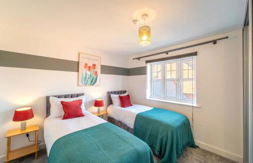 Charming 4 Bedroom House for 8 - Family Friendly - Fast WiFi - Parking - Photo 2