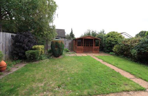 Detached Bungalow - Sleeps 8 - Free Parking, Fast Wifi, Smart TV and Garden by Yoko Property - Photo 20