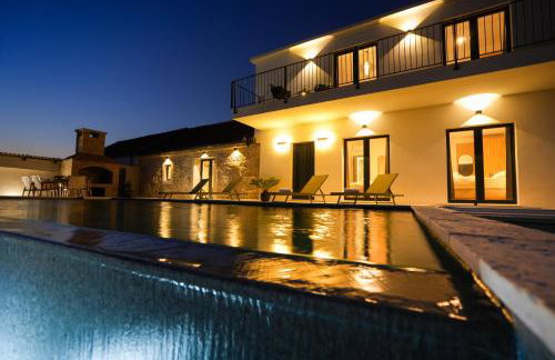 Newly built Villa MarVista with 4 bedrooms,infinity pool & stunning sea and mountain views - Photo 43