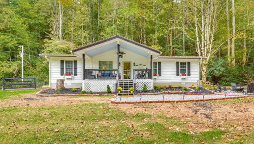 Enchanting Creekside Cottage with Hot Tub - Foto 3