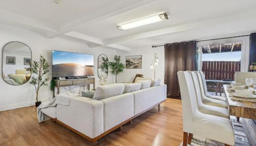 Entire Private Home with 3 Bedrooms, Gated Yard, Parking, King Bed, Available Now - Foto 2