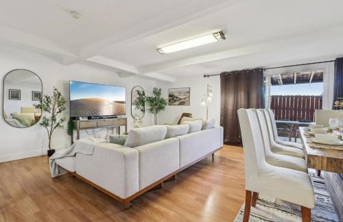 Entire Private Home with 3 Bedrooms, Gated Yard, Parking, King Bed, Available Now - Foto 2