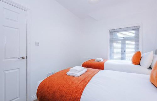 Modern 3 Bedroom House Perfect for Short and Long Stays - Foto 18