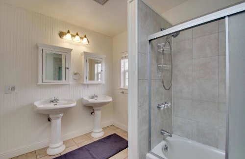 Crescent City Home with Hot Tub Half-Block to Beach - Foto 19