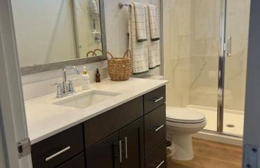 Luxury 1 BR Casita with Private Yard, Garage and WD - Foto 8