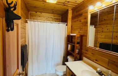 Gaylord Lakefront Cabin w Private Dock Fire Pit - Foto 17