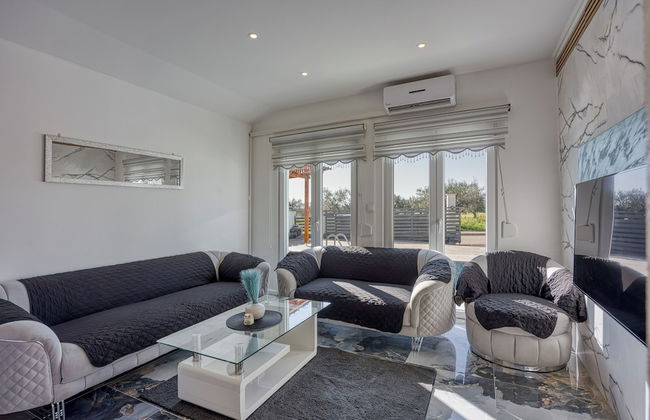 Holiday Home With Pool - Photo 16