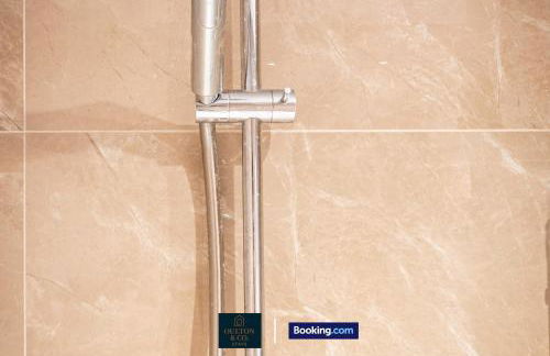 Luxury Retreat For 10 Short Lets & Serviced Accommodation Manchester with Hot Tub and Spacious Garden - Foto 52