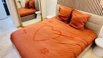 - LA SUITE DELOS - JACUZZI 2 PLACES - CENTRE VILLE A PIED - LIT QUEEN SIZE - PARKING PRIVÉE - WIFI - City Center within walking distance - - Photo 2