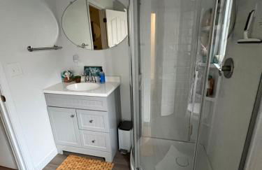 Peaceful Lakeside Retreat - Cozy 3BR Waterfront Home - Foto 28