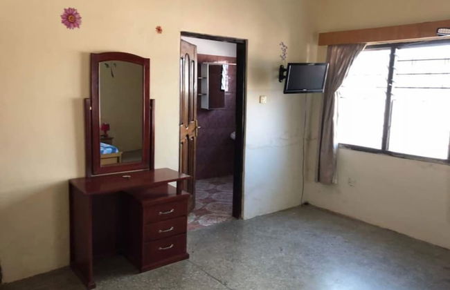 3 Bed House Sleeps 6 - Parking, Wifi, Generator - Foto 3