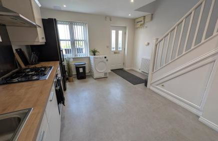 Large Modern House With Private Parking - Photo 20