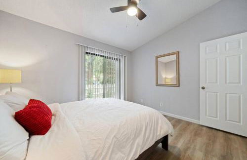 Central Condo 1BR 1BA, Private Patio and Fenced Yard w Parking by Austin Vacay - Foto 18