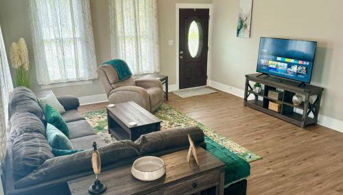 Bright & Airy 2BR 1BA Home Near The Riverfront - Foto 2