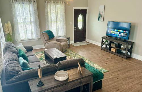 Bright & Airy 2BR 1BA Home Near The Riverfront - Foto 2