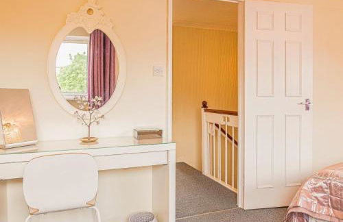 Central 2 Bed House w/ Garden and Free Parking! - Photo 44