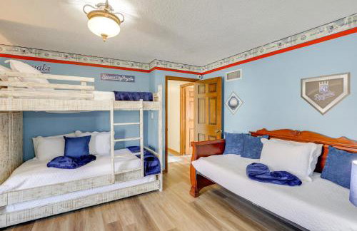 3,000-Sq-Ft Group Getaway with Pool Near Kansas City - Foto 16