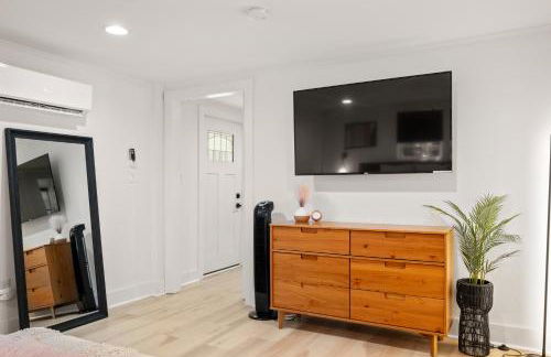 Couples Retreat with Hot Tub, Beach Cruisers, Spa Bath - Foto 28