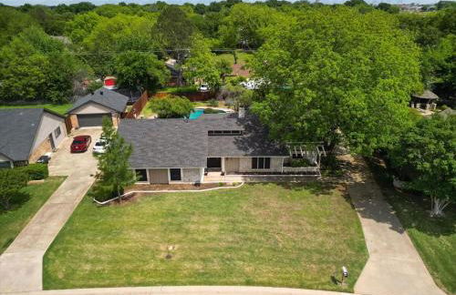 Highland Village - 4BR w Backyard Pool Oasis - Foto 45