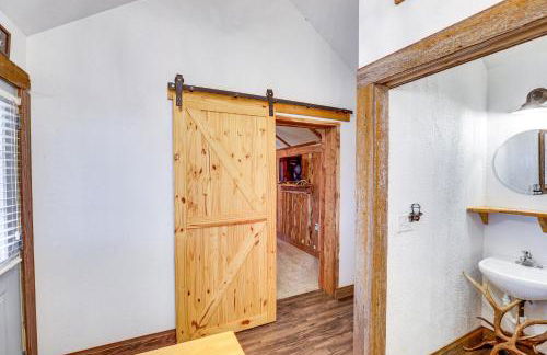 Glenvil Cabin with Gas Grill Steps to Dock and Pond! - Foto 10