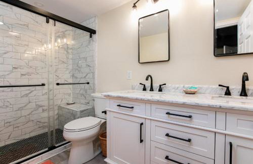 Stylish 3br Cozy Home 10min Drive from ND! - Foto 65