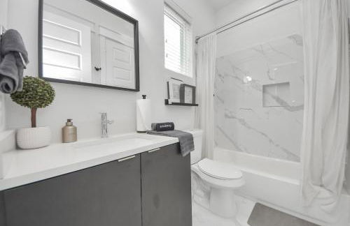 Stylish & Spacious 3BR Gem With Hot tub Near Downtown - Foto 39