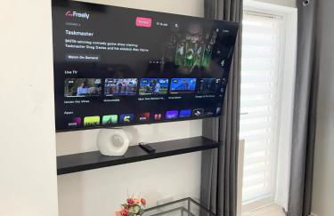 'The Elegant Comfort' - A Stunning Luxury 2-Bed Flat with Private Garden & Patio - Free Parking - Photo 12