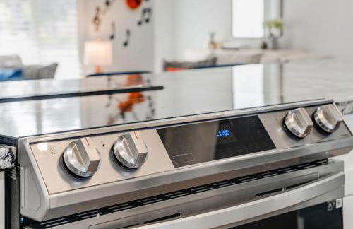 Luxe by Jenn - 3BR Retreat with Heated Pool - Photo 3