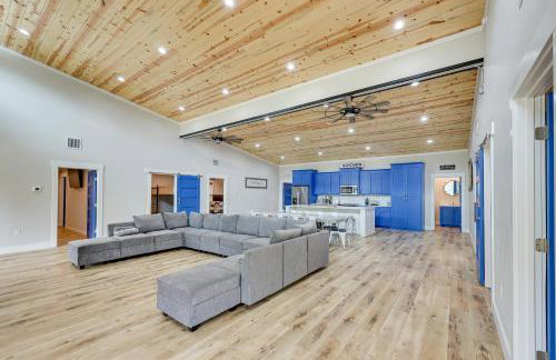 Riverfront Caddo Shack Home with Views and Fire Pit - Foto 5