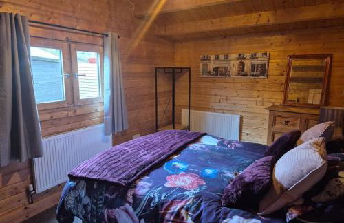 Chalet close to Heathrow T5, Windsor Castle, Legoland, Thorpe Park, with off road parking, free Wifi, private garden, spacious & fully equipped, cozy wood burner & comfy sofa, ideal for exploring London with trains to Waterloo, a beautiful unique retreat - Foto 19