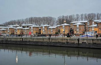 Riverside 1BR with Easy Transport 20min to City Centre - Photo 36