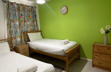 Chic 2 Bed Apartment with Free Parking- Recently Redecorated, 10 Minutes to City Centre - Foto 10