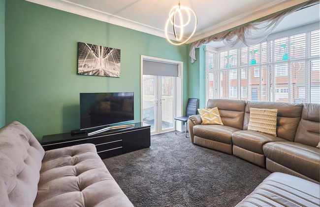 Host Stay Spire View House - Photo 7