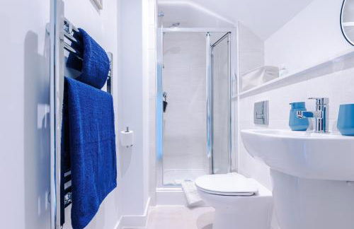 Stunning 3 Story Home, 3 x King Size Beds, Pool Table, Free Parking x2, Ping Pong - Foto 32