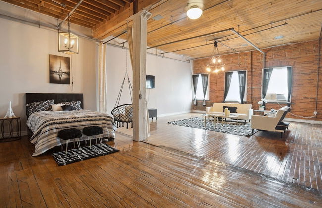 Queen G Investments 1 Bedroom Apts by RedAwning - Foto 2