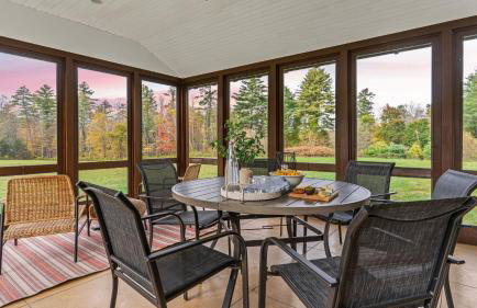 Modern Berkshires Farmhouse w Porch Fireplace Views Beaver Creek by AvantStay - Foto 2