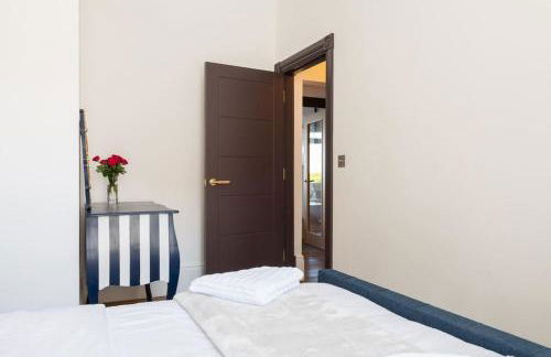 Warm Beachfront Getaway with Winter Ocean Views & Parking - Foto 82