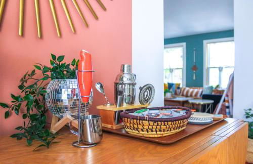 Luxurious Bohemian Bungalow in Lincolnville - Mins from Downtown! - Photo 24