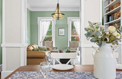 Elegant Manor w Private Yard & Modern Amenities - Foto 16