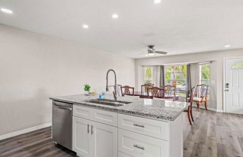 Coastal Calm 2BR Retreat Minutes to Manasota Beach - Foto 14