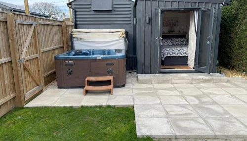 Maple Lodge Quirky Salvaged Railway Carriage with Hot Tub - Foto 2, Garden, Garden view