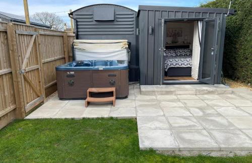 Maple Lodge Quirky Salvaged Railway Carriage with Hot Tub - Foto 2