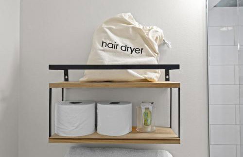 3BR 2BA Derby Home Walk to Churchill Free Parking - Foto 50